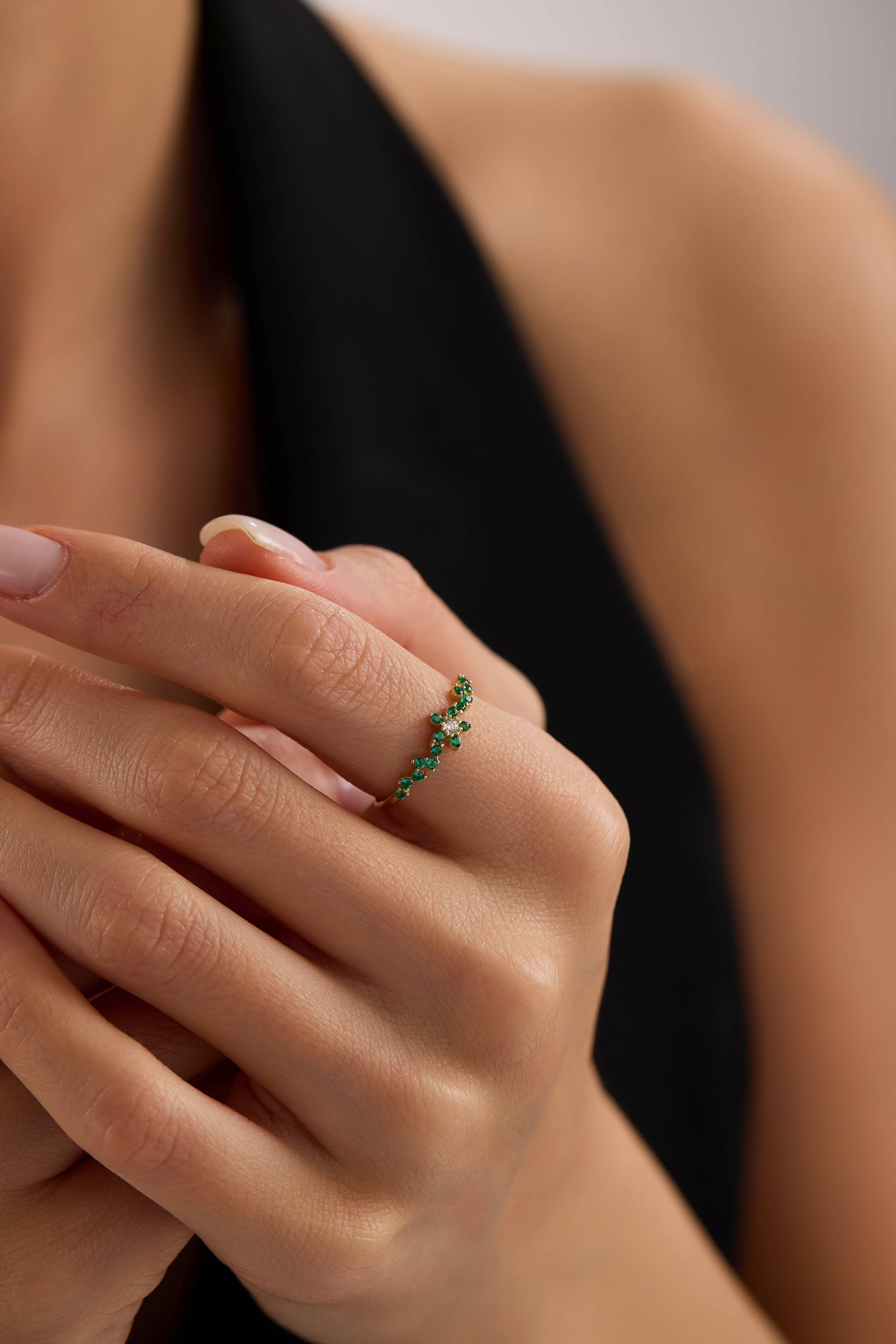 14 Ayar Minimal Çiçek Altın Yüzük (Renk Seçenekleriyle)