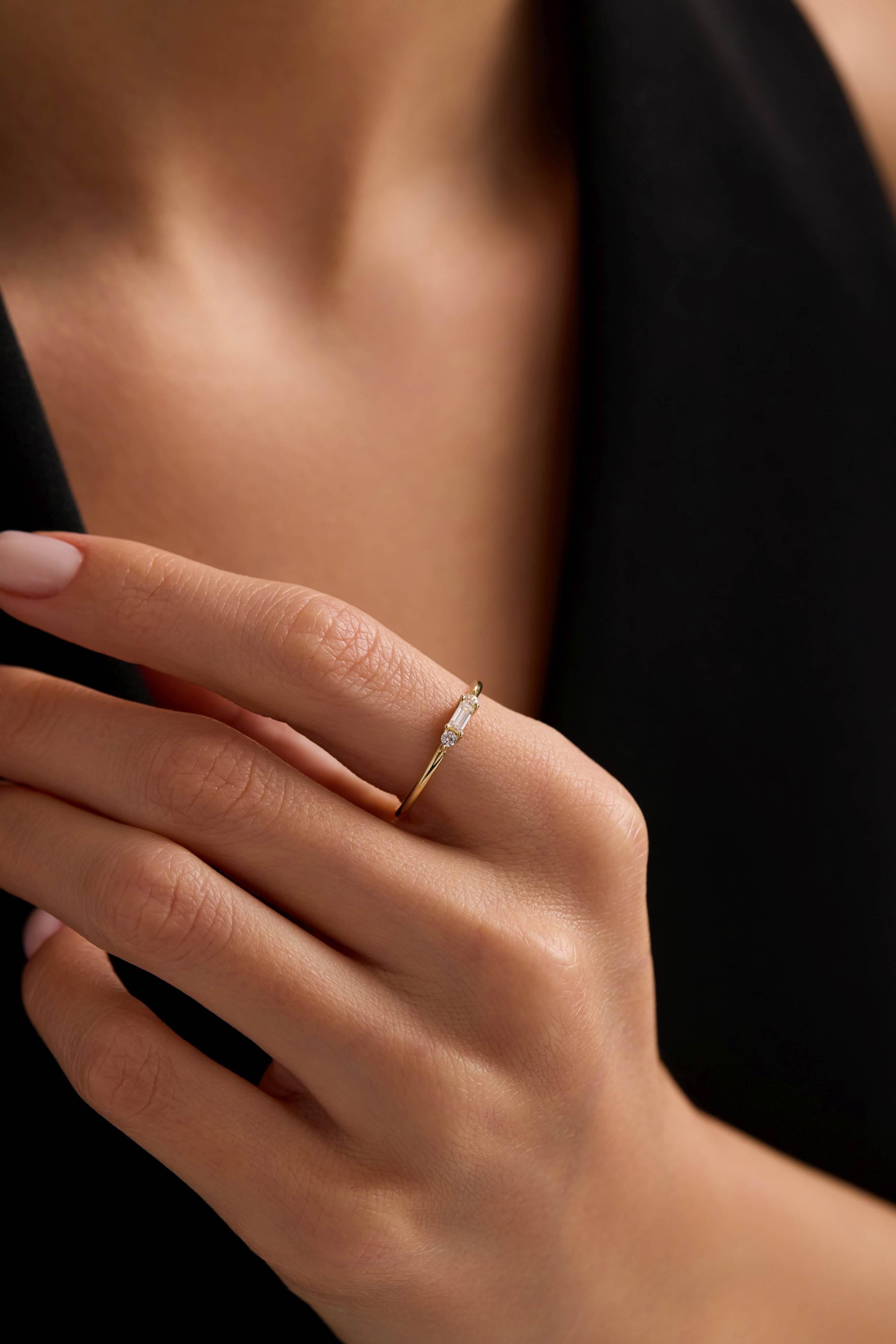 14 Ayar Minimal Taşlı Altın Yüzük