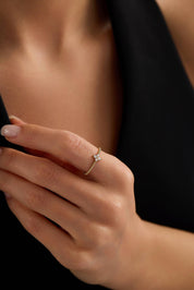 14 Ayar Minimal Taşlı Altın Yüzük