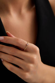 14 Ayar Minimal Taşlı Çiçek Altın Yüzük (Renk Seçenekleriyle)