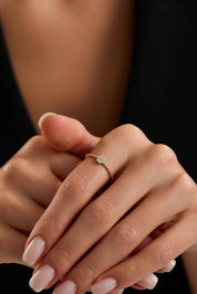 14 Ayar Minimal Taşlı Çiçek Altın Yüzük (Renk Seçenekleriyle)