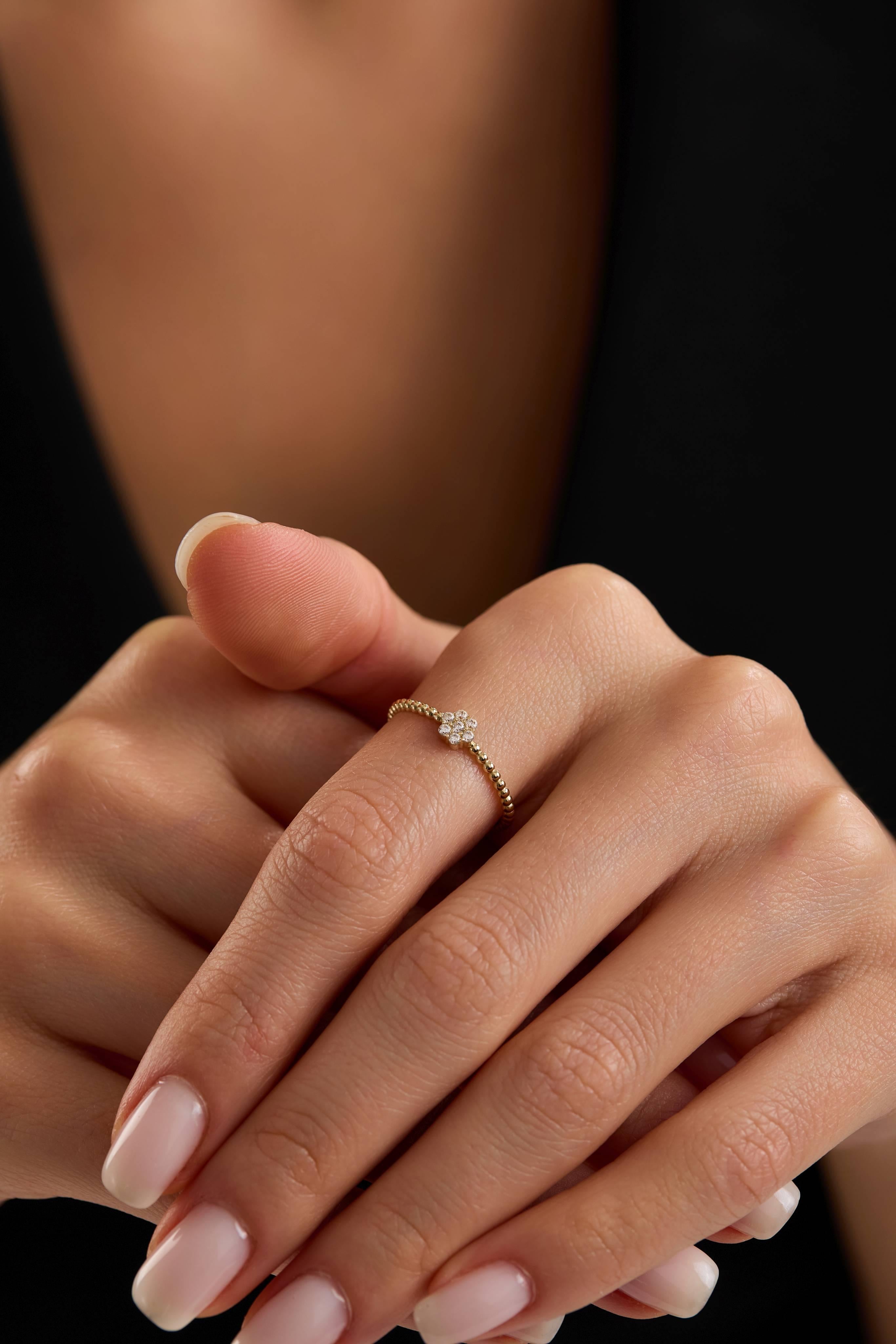 14 Ayar Minimal Taşlı Çiçek Altın Yüzük (Renk Seçenekleriyle)