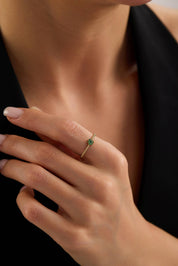 14 Ayar Minimal Taşlı Çiçek Altın Yüzük (Renk Seçenekleriyle)