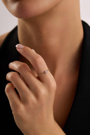 14 Ayar Minimal Taşlı Çiçek Altın Yüzük (Renk Seçenekleriyle)