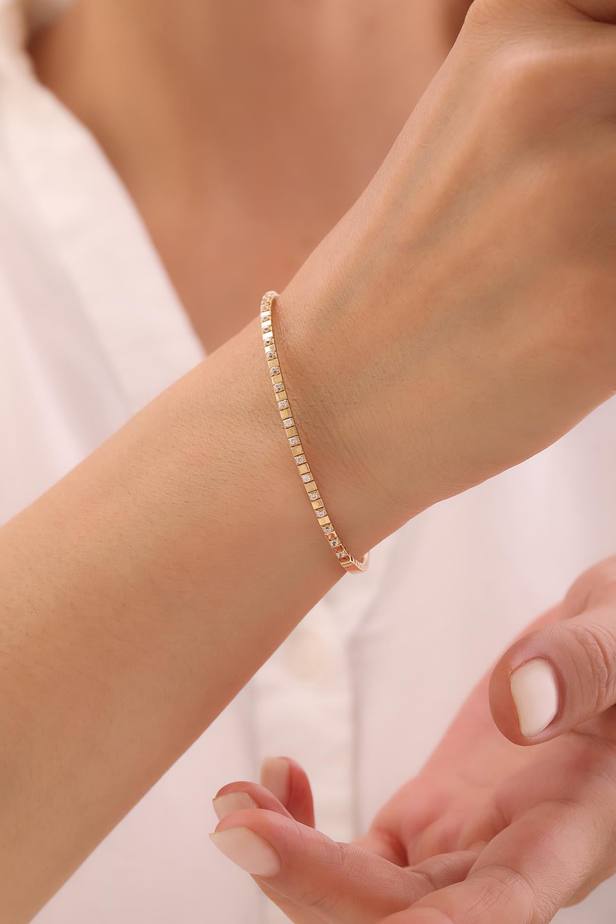 14 Ayar Minimal Taşlı Kelepçe