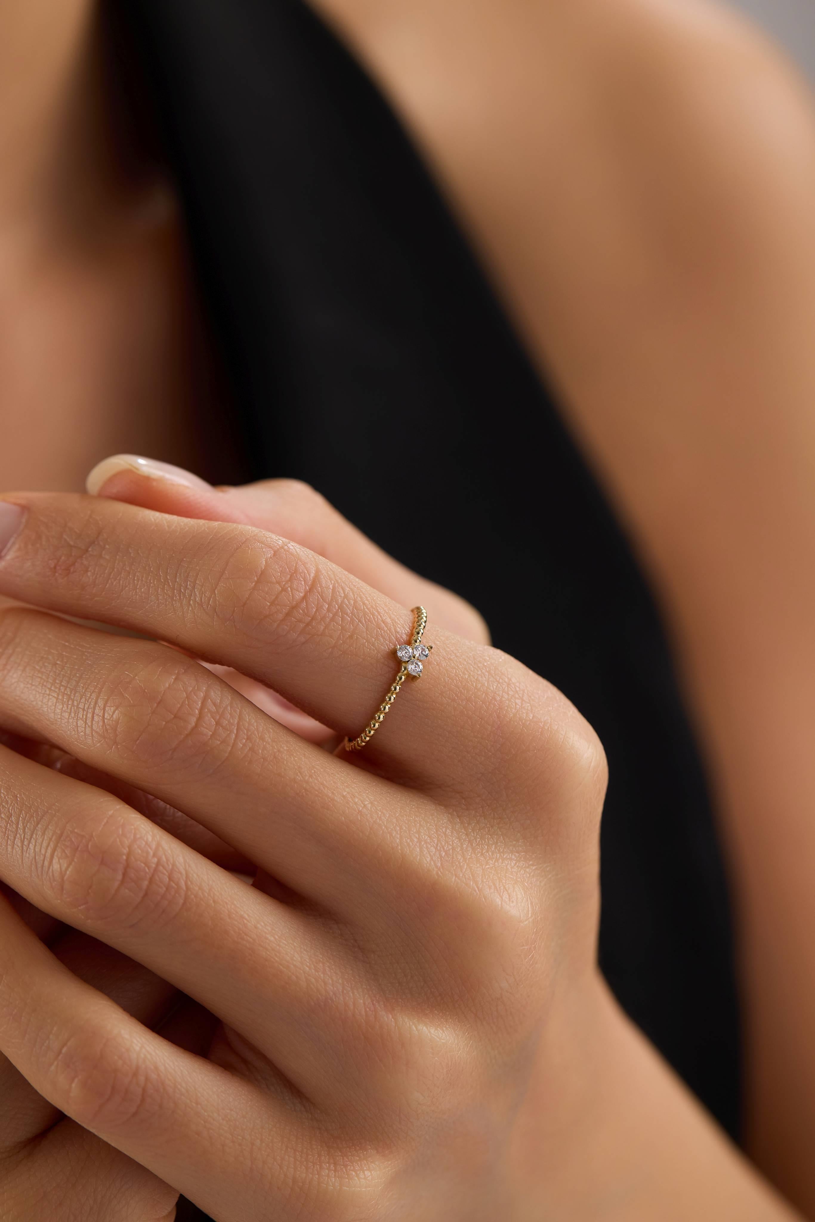 14 Ayar Minimal Üç Taş Altın Yüzük