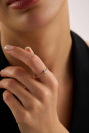 14 Ayar Minimal Üç Taş Altın Yüzük