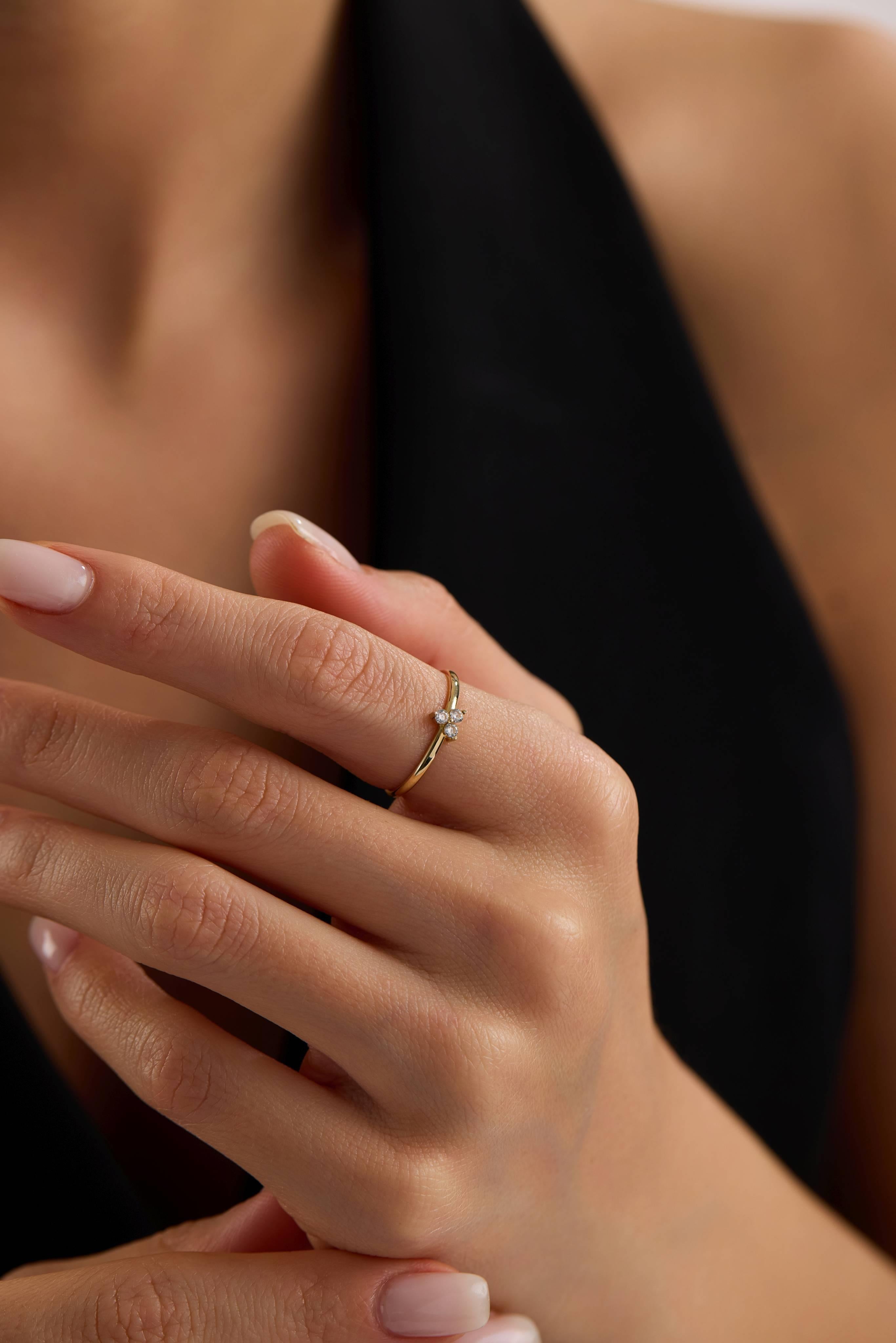 14 Ayar Minimal Üç Taş Altın Yüzük