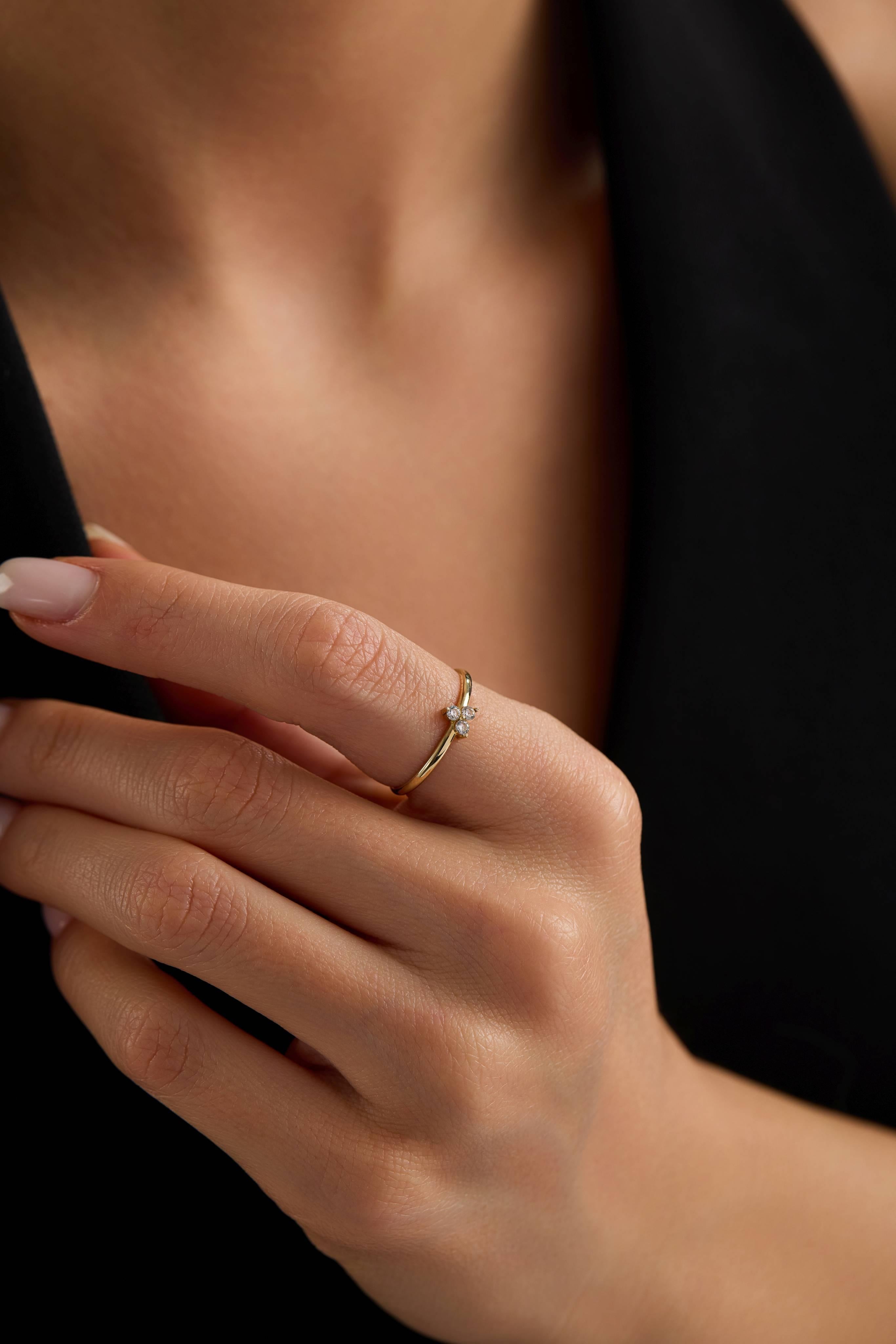 14 Ayar Minimal Üç Taş Altın Yüzük