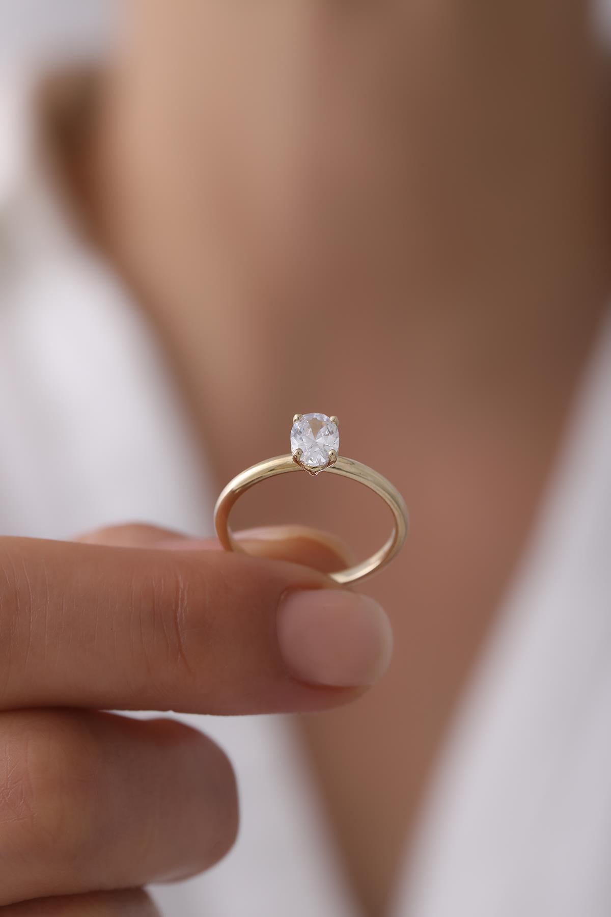 14 Ayar Oval Tektaş Altın Yüzük