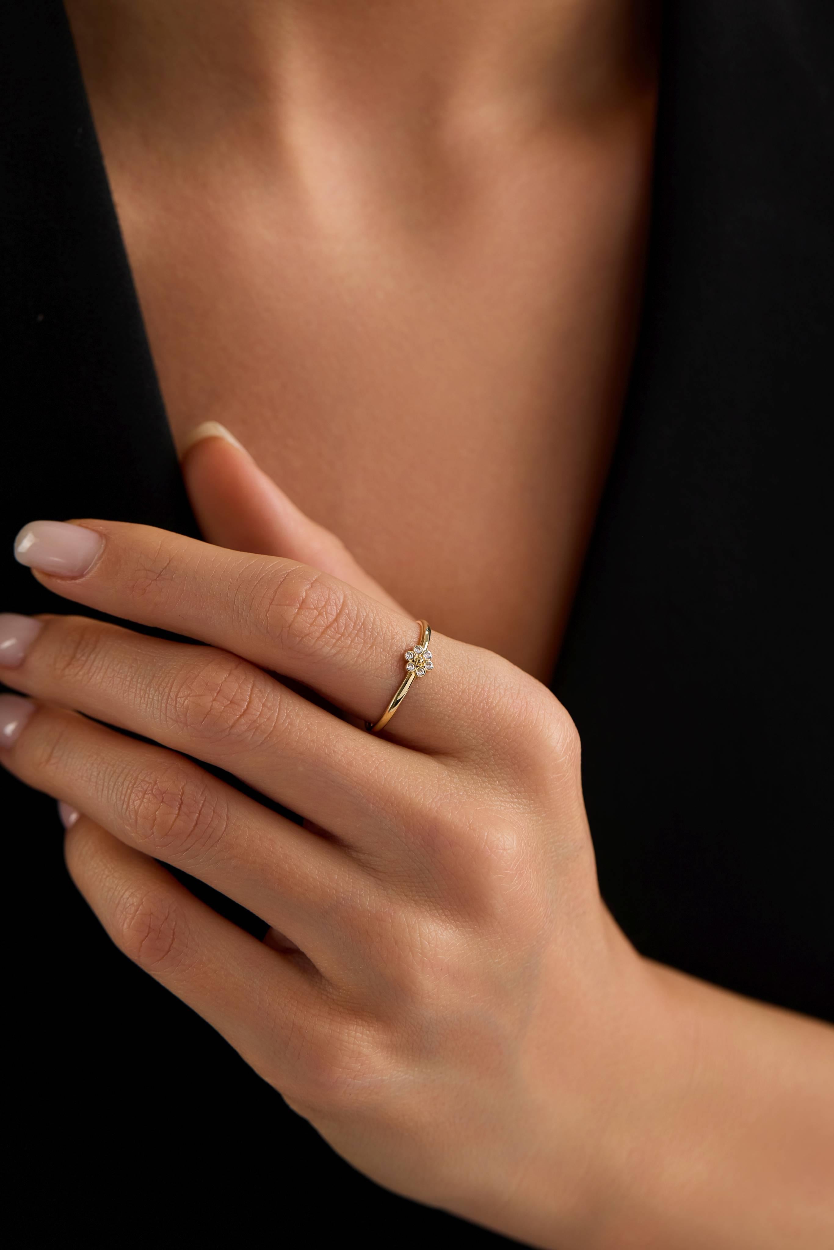 14 Ayar Renkli Taşlı Çiçek Altın Yüzük (Renk Seçenekleriyle)