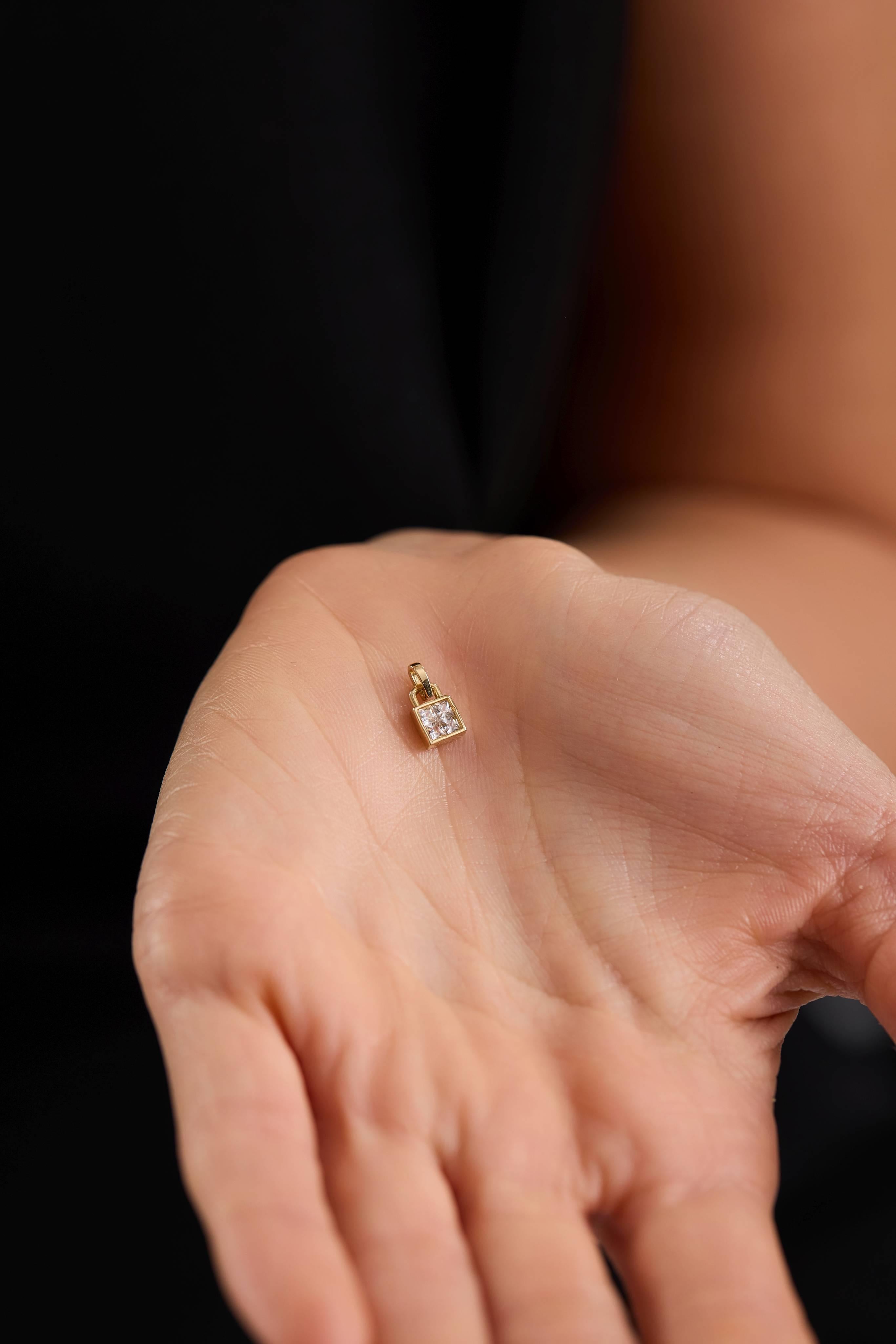 14 Ayar Taşlı Kilit Altın Kolye Ucu