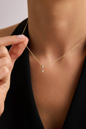 14 Ayar Taşlı Sallantılı Tasarım Altın Kolye