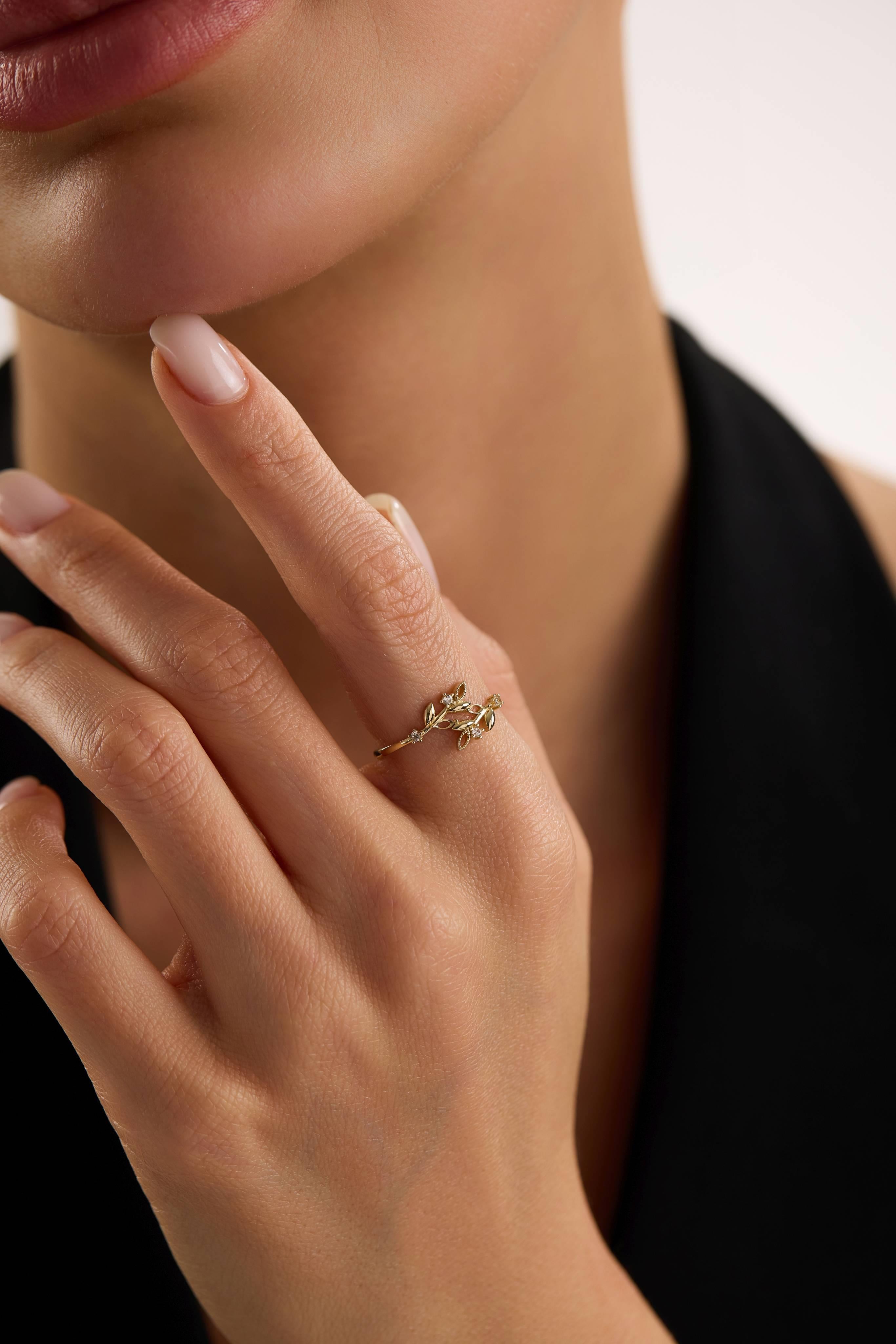 14 Ayar Yeşil Taşlı Çiçek Altın Yüzük