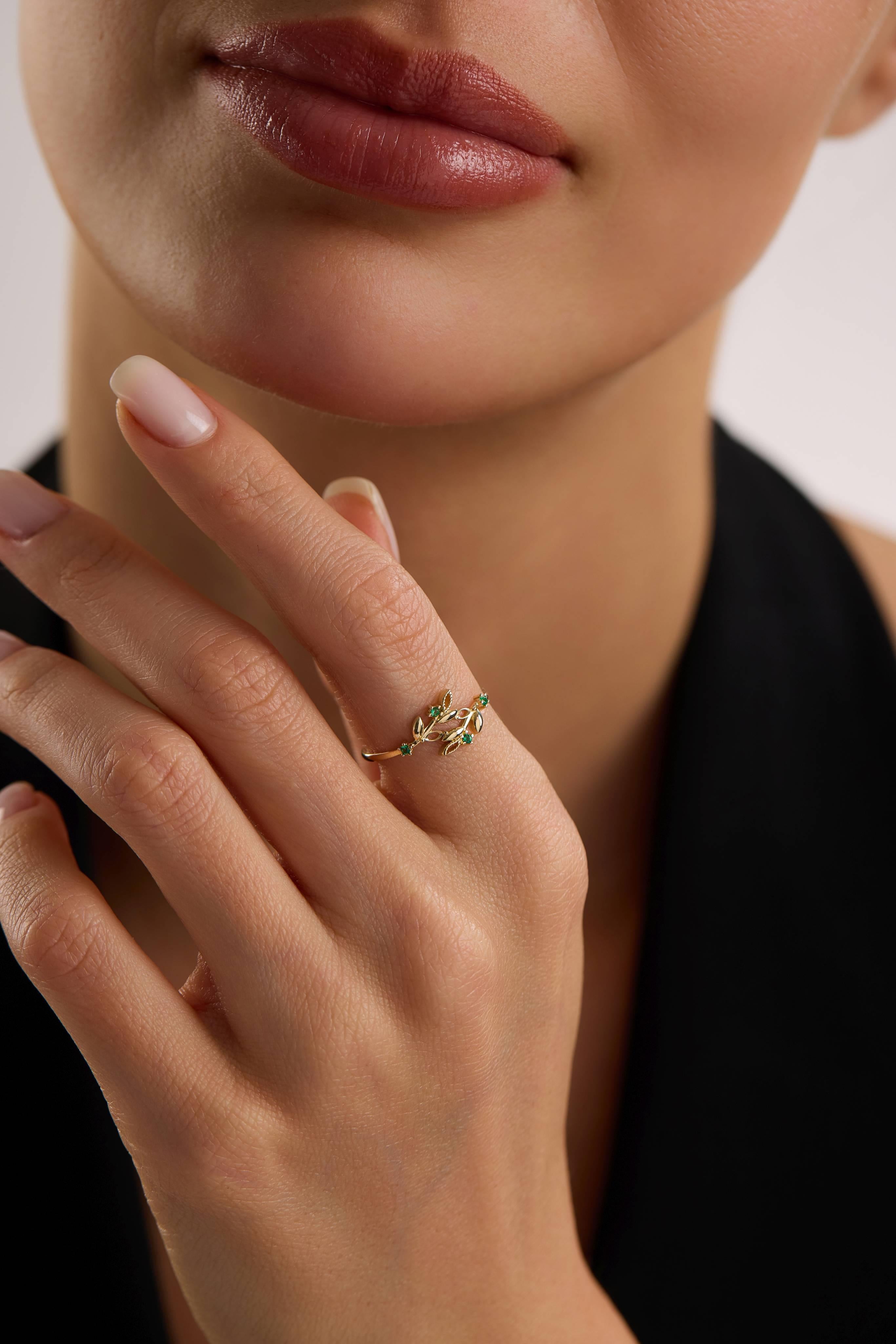 14 Ayar Yeşil Taşlı Çiçek Altın Yüzük