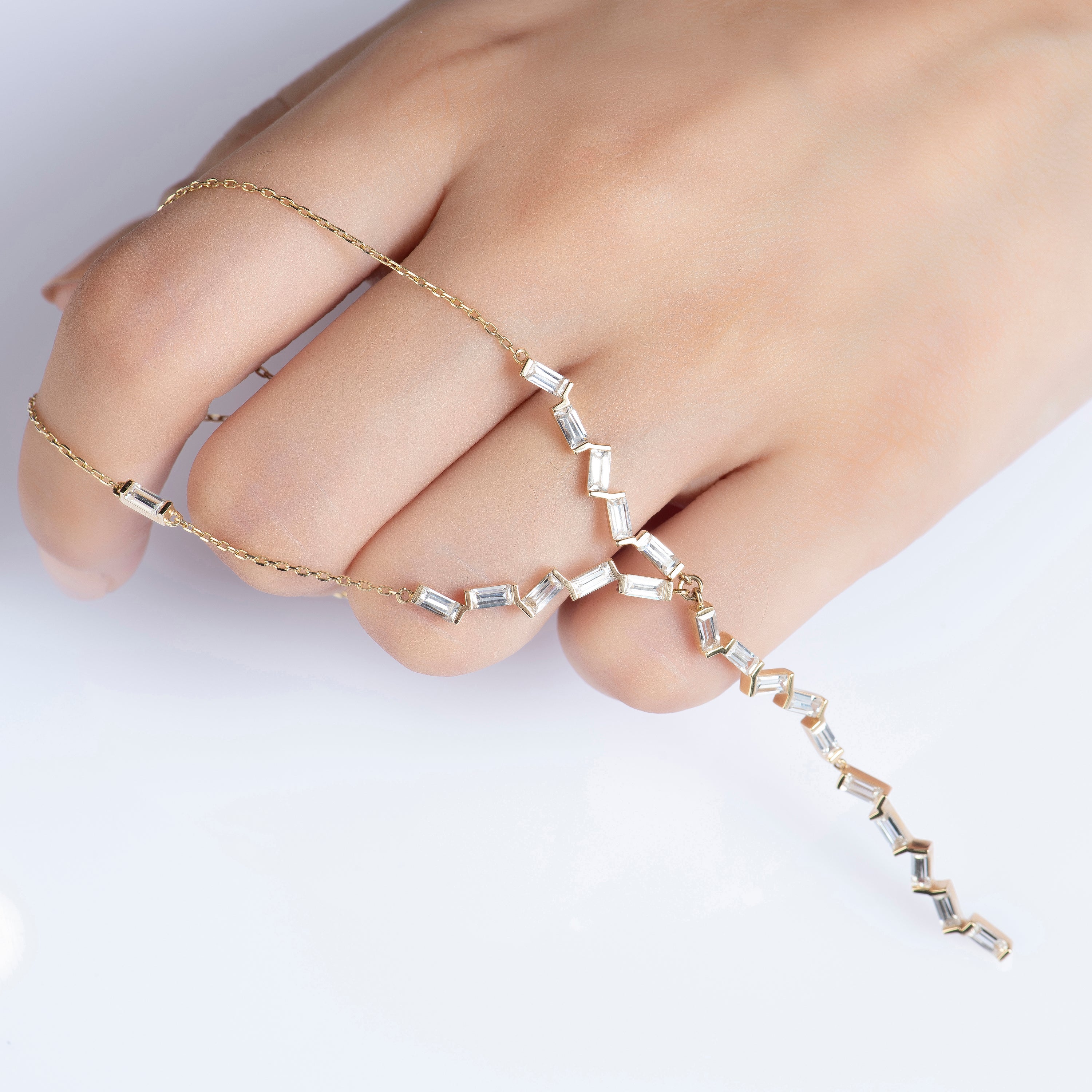 Bagetto Zigzag Sallantılı Taşlı Altın Kolye