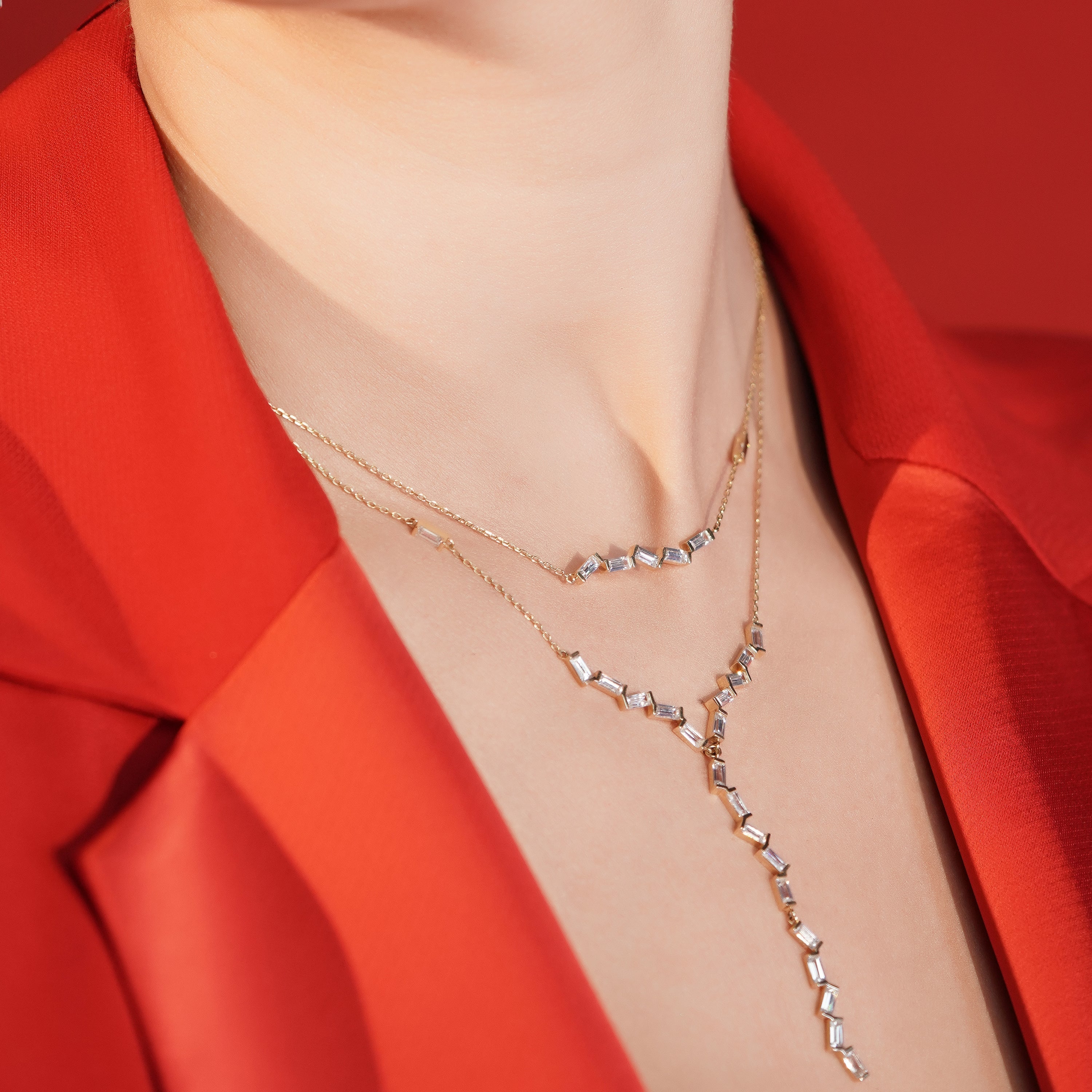 Bagetto Zigzag Sallantılı Taşlı Altın Kolye