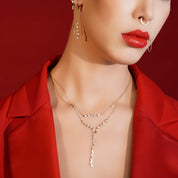 Bagetto Zigzag Sallantılı Taşlı Altın Kolye