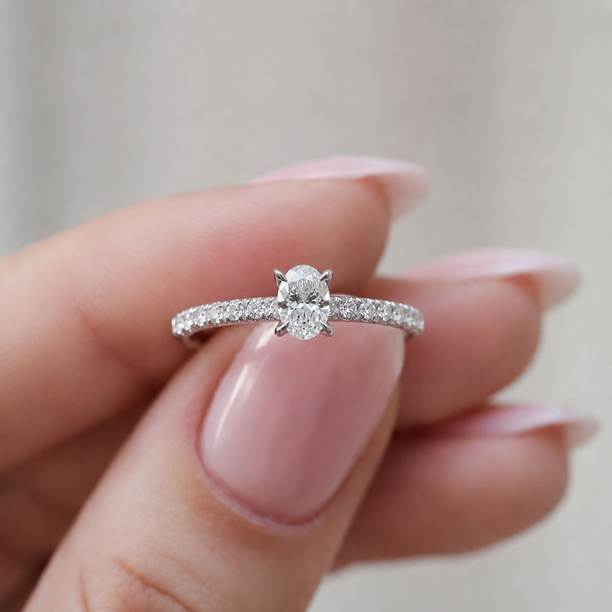 0.50 Karat Kenar Taşlı Oval Pırlanta Tektaş Yüzük