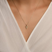 İçi Taşlı Üçgen Altın Kolye