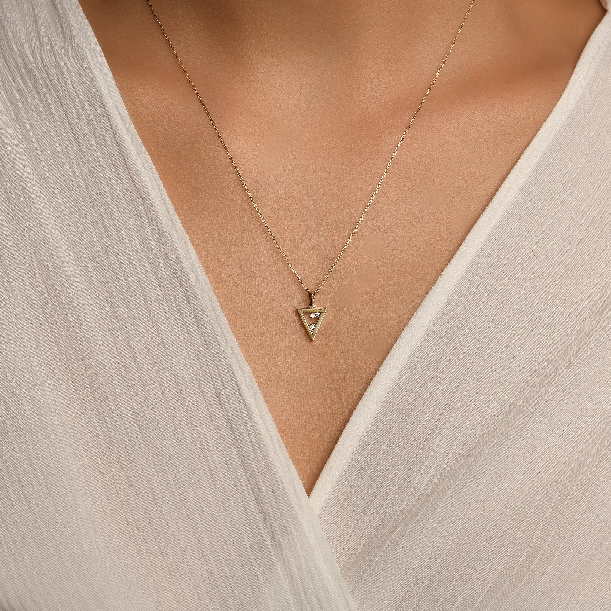 İçi Taşlı Üçgen Altın Kolye
