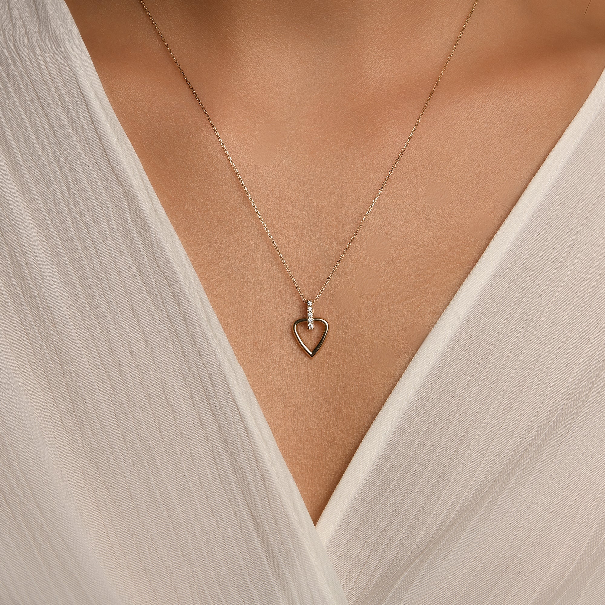 Beş Taşlı Stilize Kalp Altın Kolye