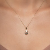 Ucu Çiçek Sallantılı Asimetrik Halka Taşlı Altın Kolye