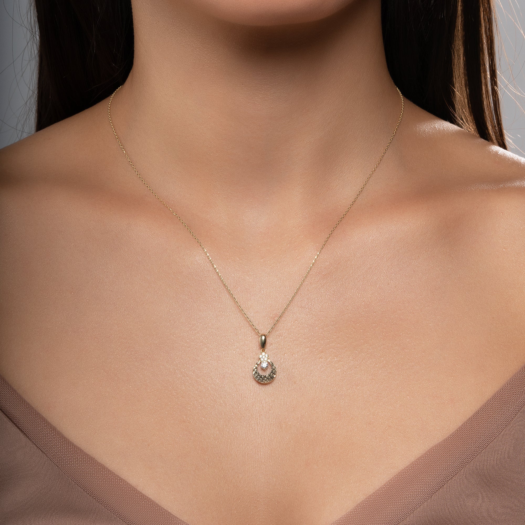 Ucu Çiçek Sallantılı Asimetrik Halka Taşlı Altın Kolye