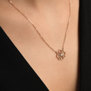 Stilize Çiçek Taşlı Altın Kolye