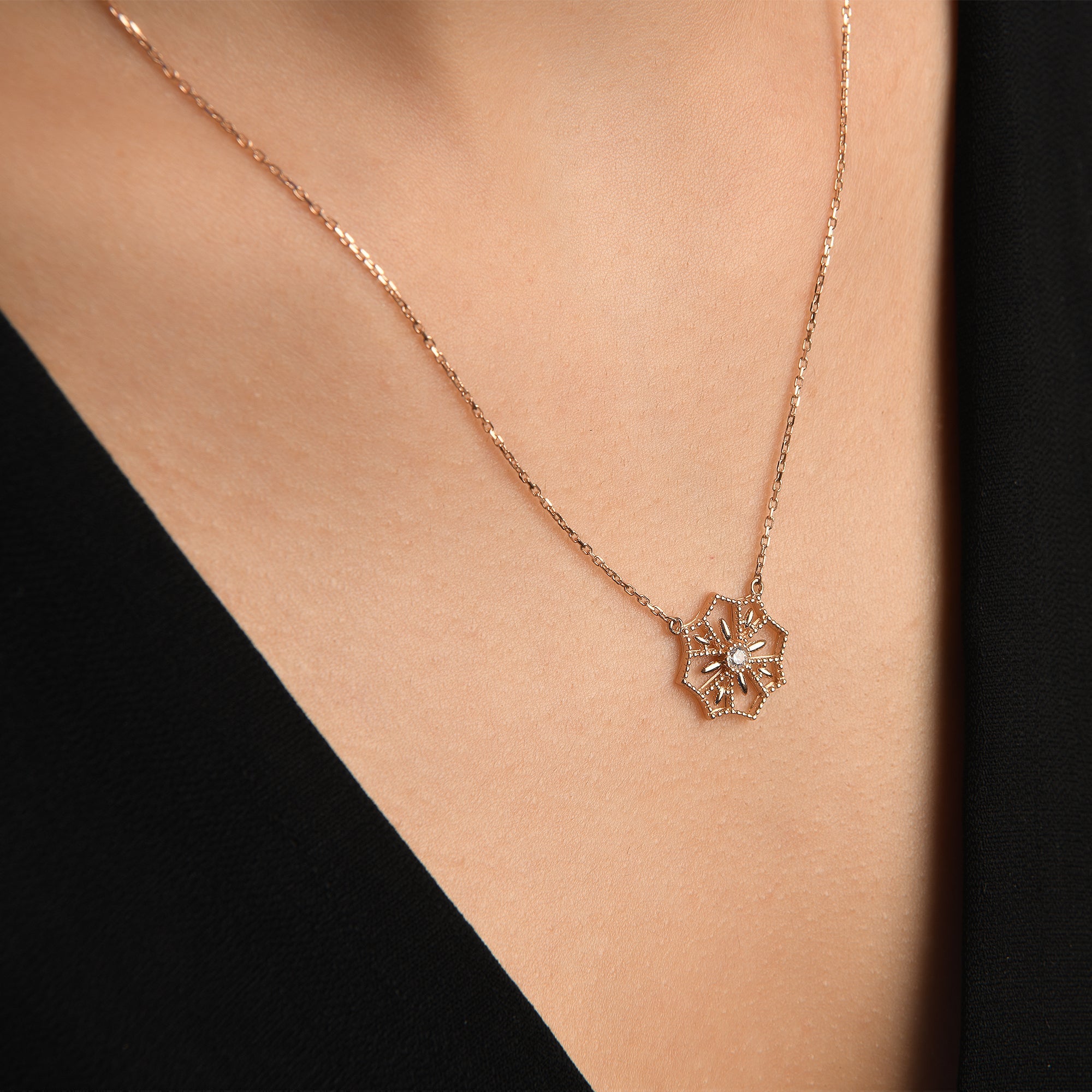 Stilize Çiçek Taşlı Altın Kolye