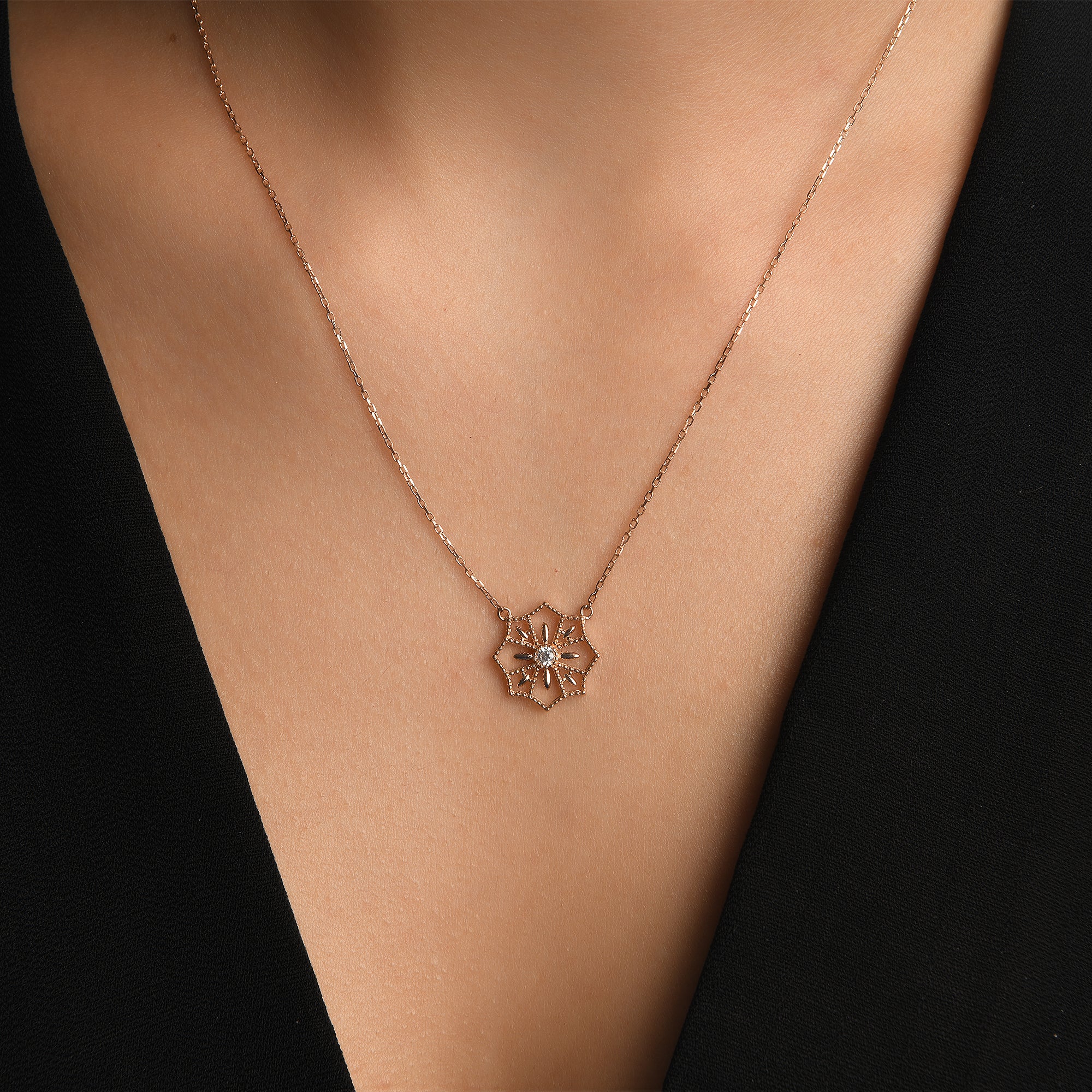 Stilize Çiçek Taşlı Altın Kolye