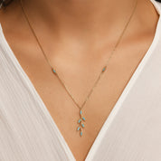 Dikey Defne Yaprağı Taşlı Altın Kolye