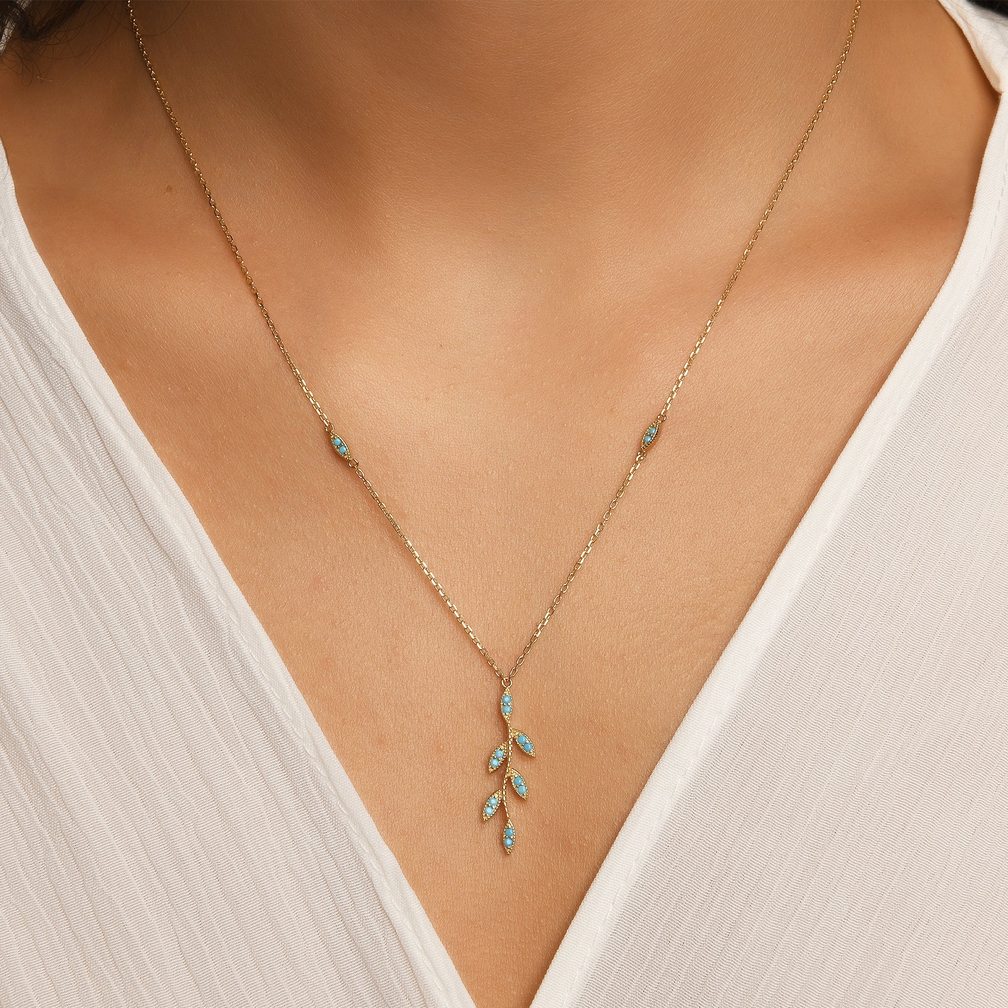 Dikey Defne Yaprağı Taşlı Altın Kolye