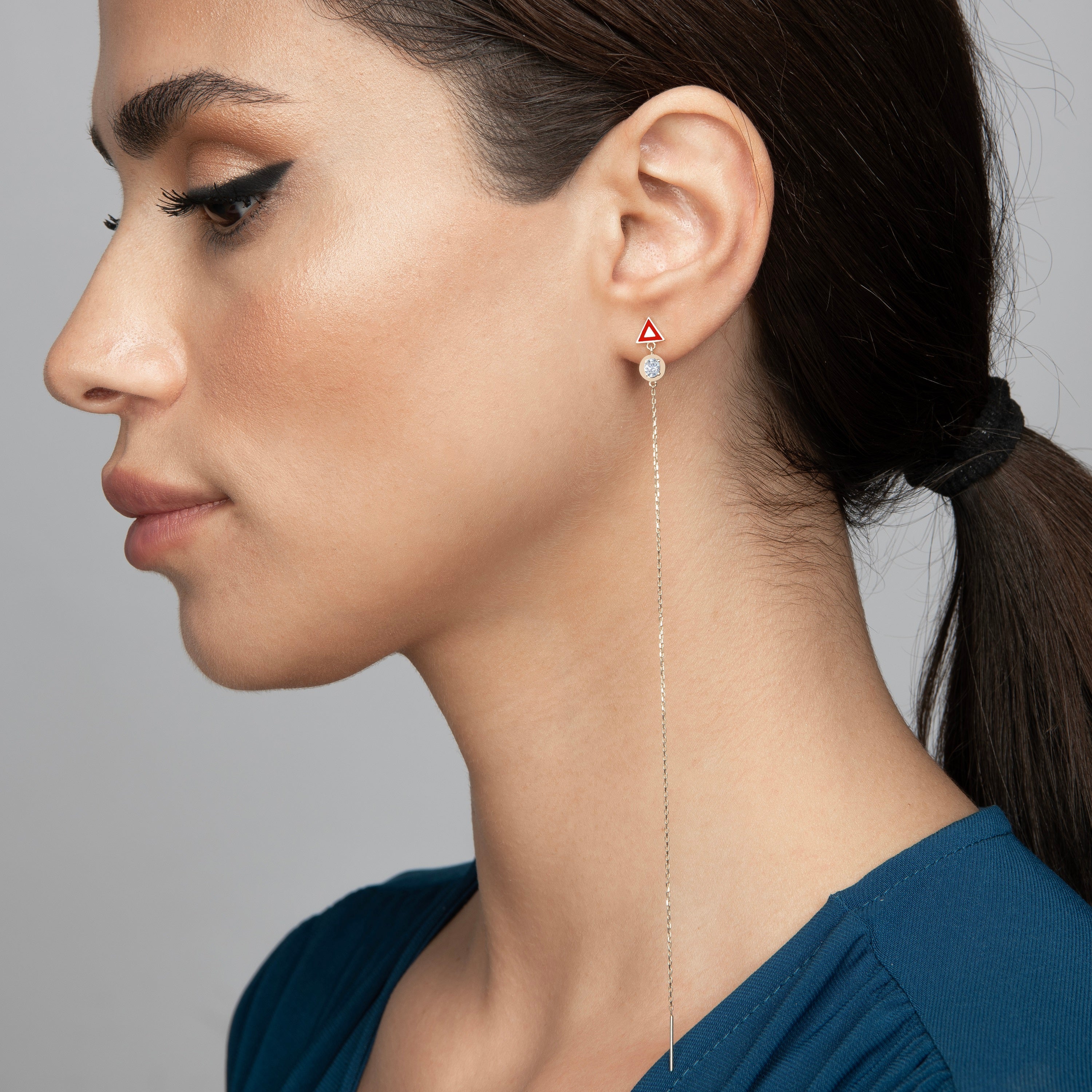 Vivaldi Üçgen Mineli Taşlı Sallantılı Zincir Tek Altın Küpe