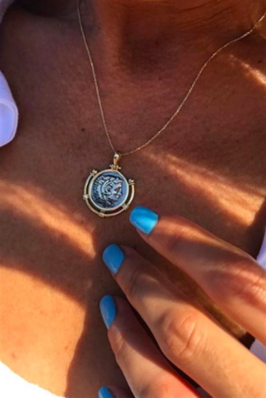 Altın Madalyon Kolye