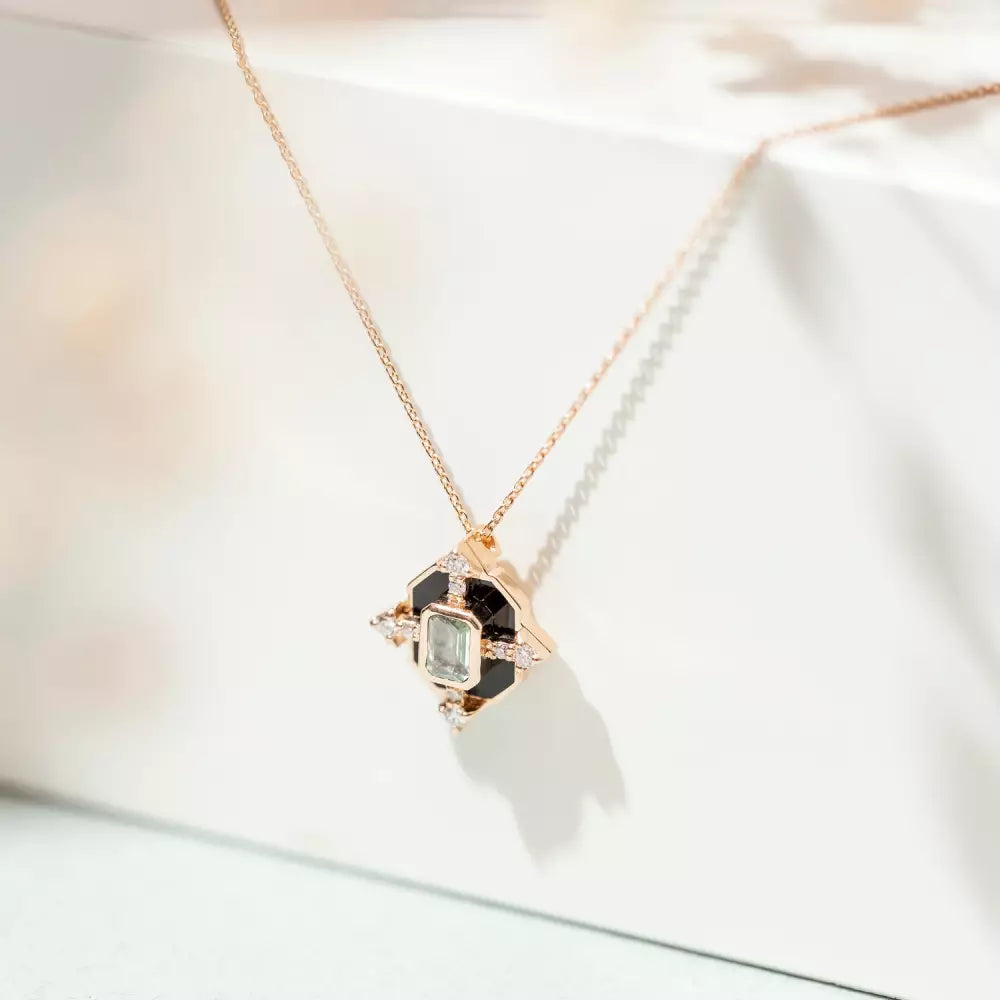 Orient Pırlanta ve Light Green Safir Taşlı, Siyah Mineli Kolye