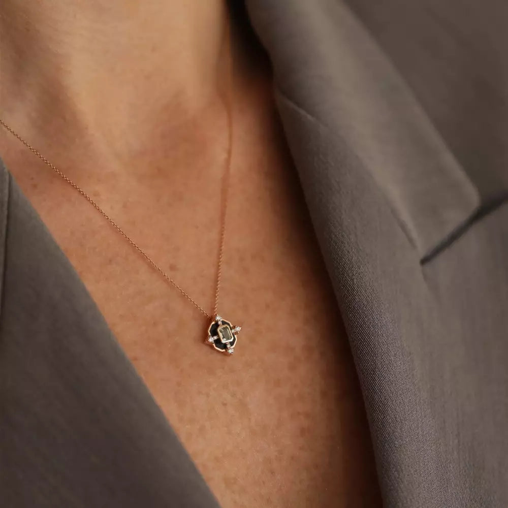 Orient Pırlanta ve Light Green Safir Taşlı, Siyah Mineli Kolye