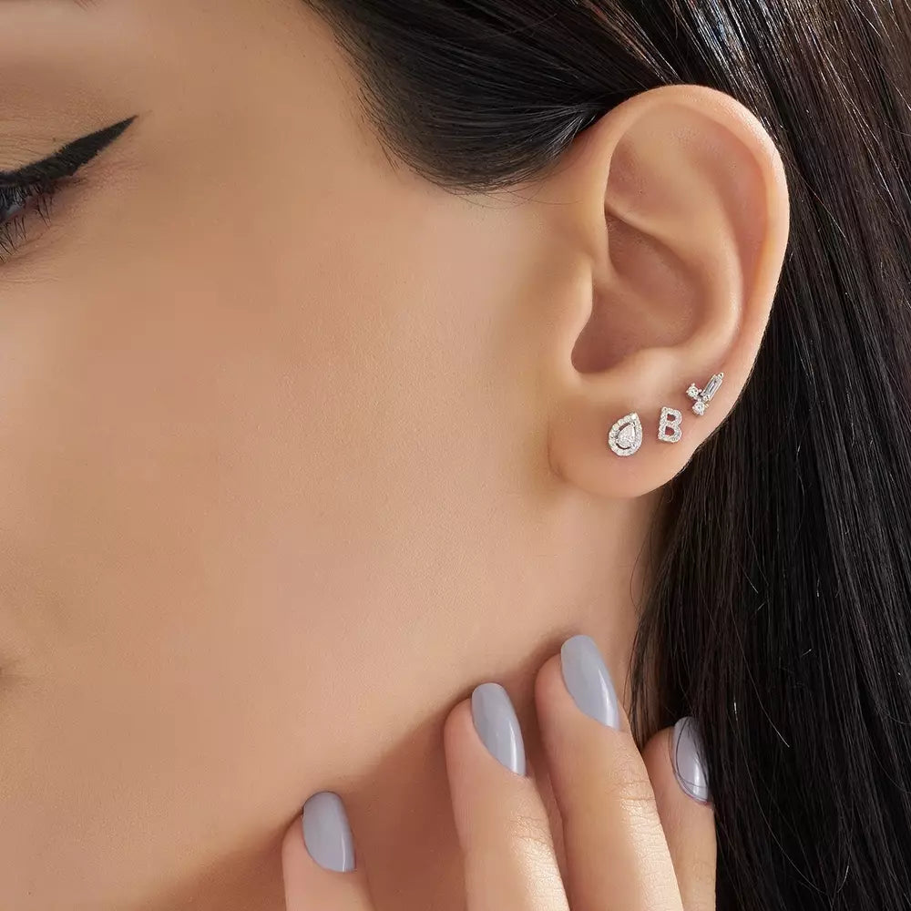 B Harf Pırlanta Taşlı Beyaz Altın Tek Küpe