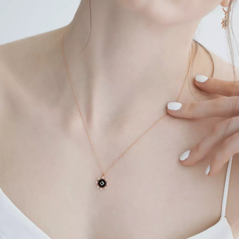Bellatris Zümrüt ve Pırlanta Taşlı Siyah Mineli Rose Altın Kolye