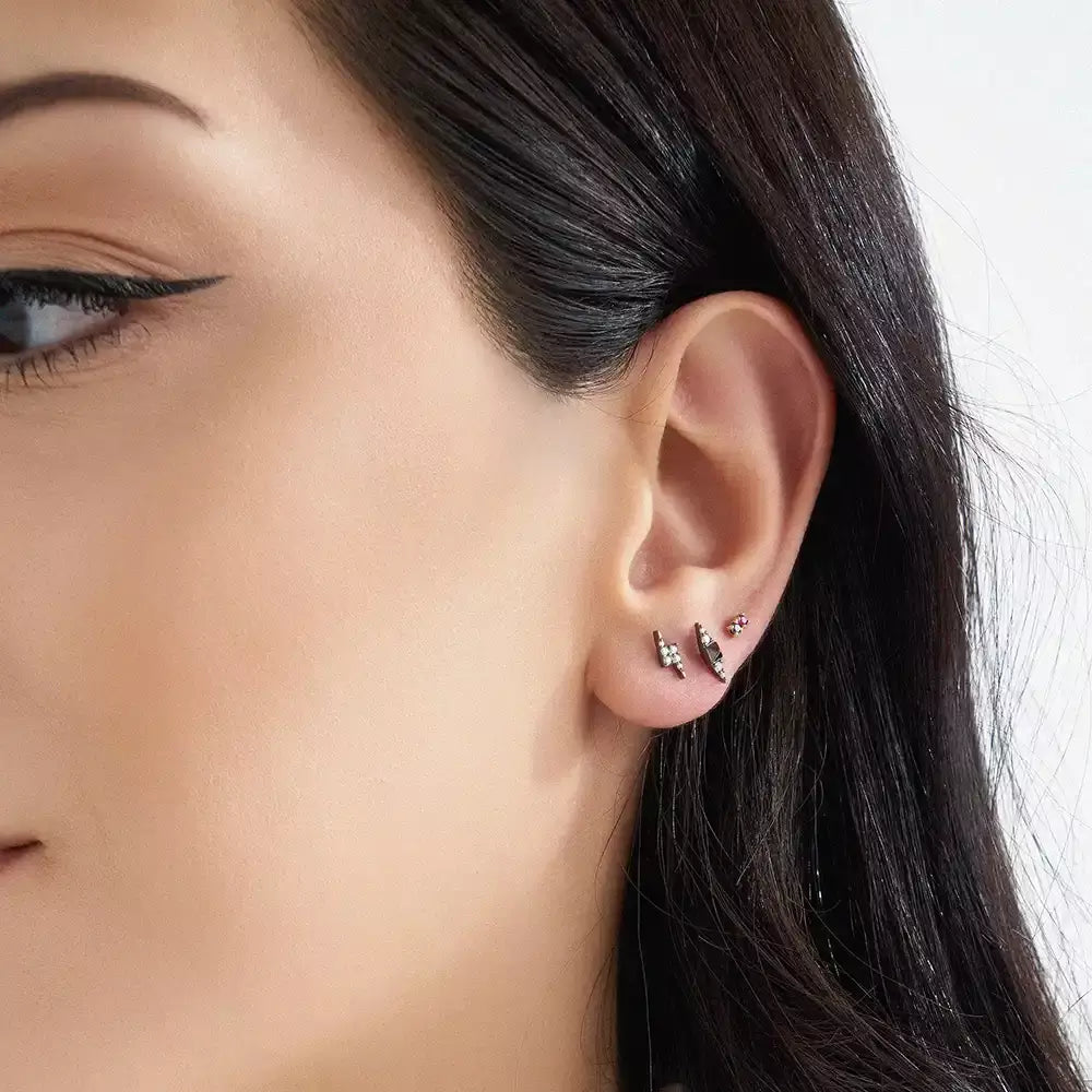 Black Flash Pırlanta Taşlı Tek Küpe