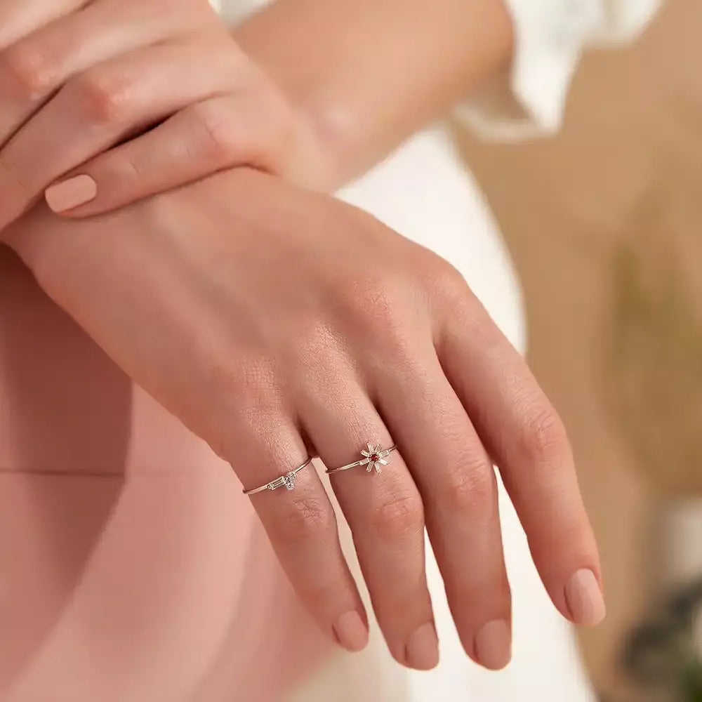 Blossom 0.15 CT Red Safir ve Baget Pırlanta Taşlı Yüzük