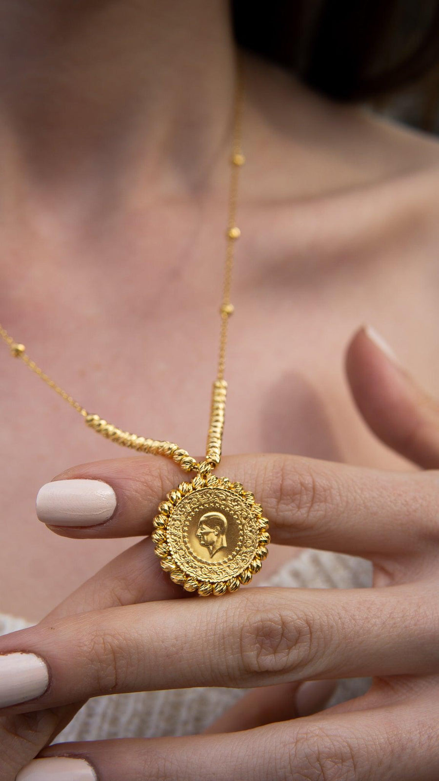 Dorica Quarter Gold Necklace