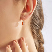 E Harf Turuncu Mineli ve Pırlanta Taşlı Tek Küpe