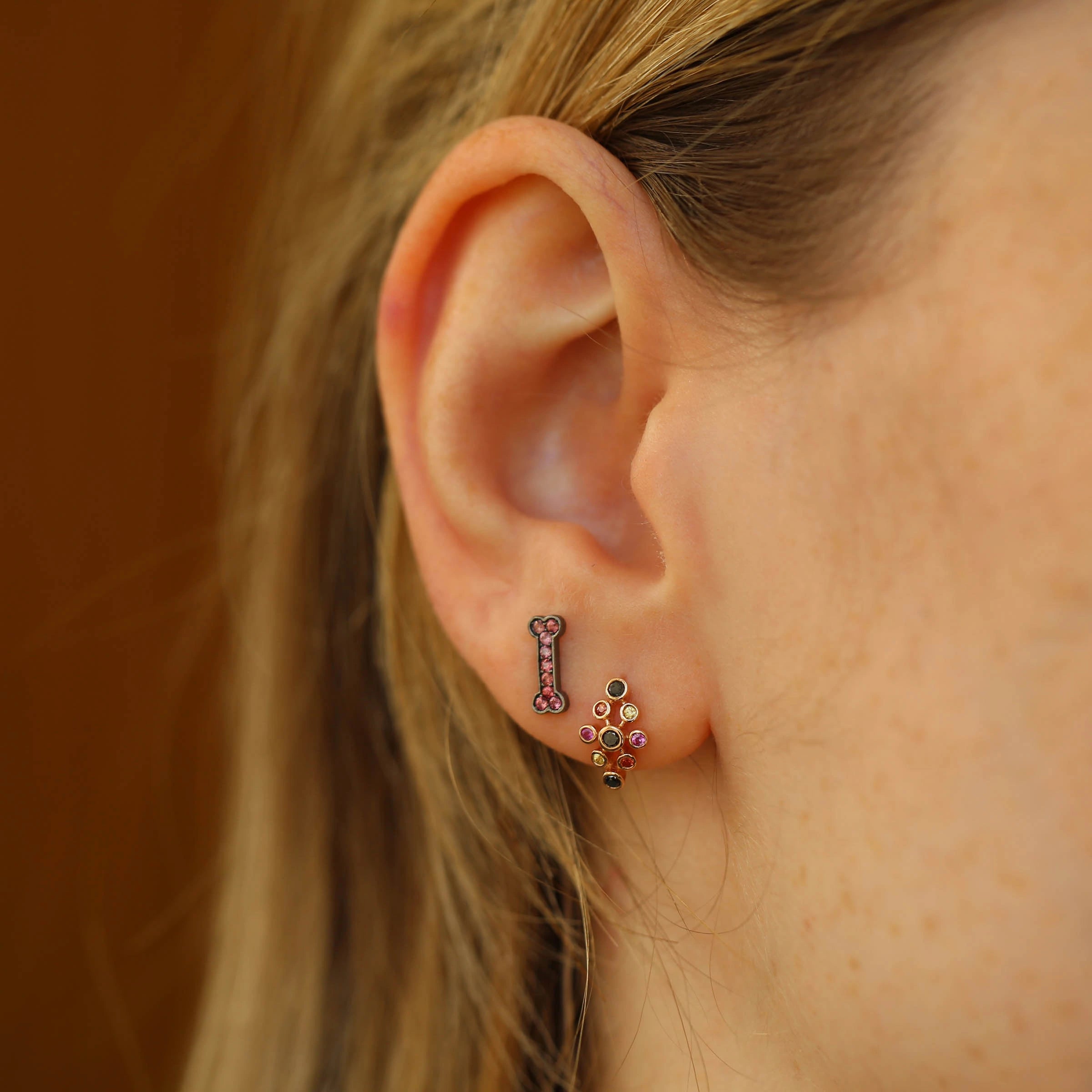 lindi-0-14-ct-siyah-pirlanta-ve-multicolor-safir-tasli-rose-altin-tek-kupe-181320.jpg