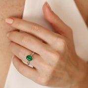 Lush Zümrüt ve Baget Kesim Pırlanta Taşlı Beyaz Altın Yüzük