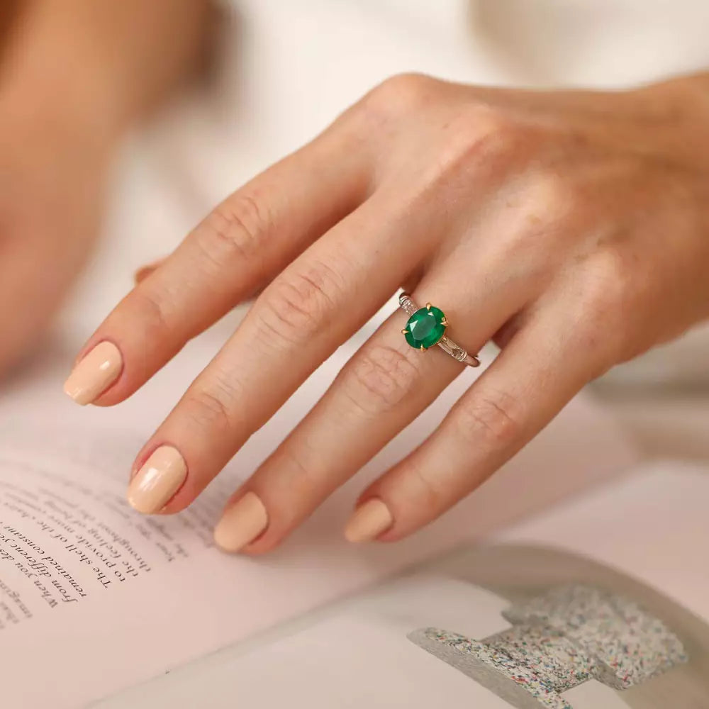 Lush Zümrüt ve Baget Kesim Pırlanta Taşlı Beyaz Altın Yüzük