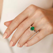 Lush Zümrüt ve Baget Kesim Pırlanta Taşlı Beyaz Altın Yüzük