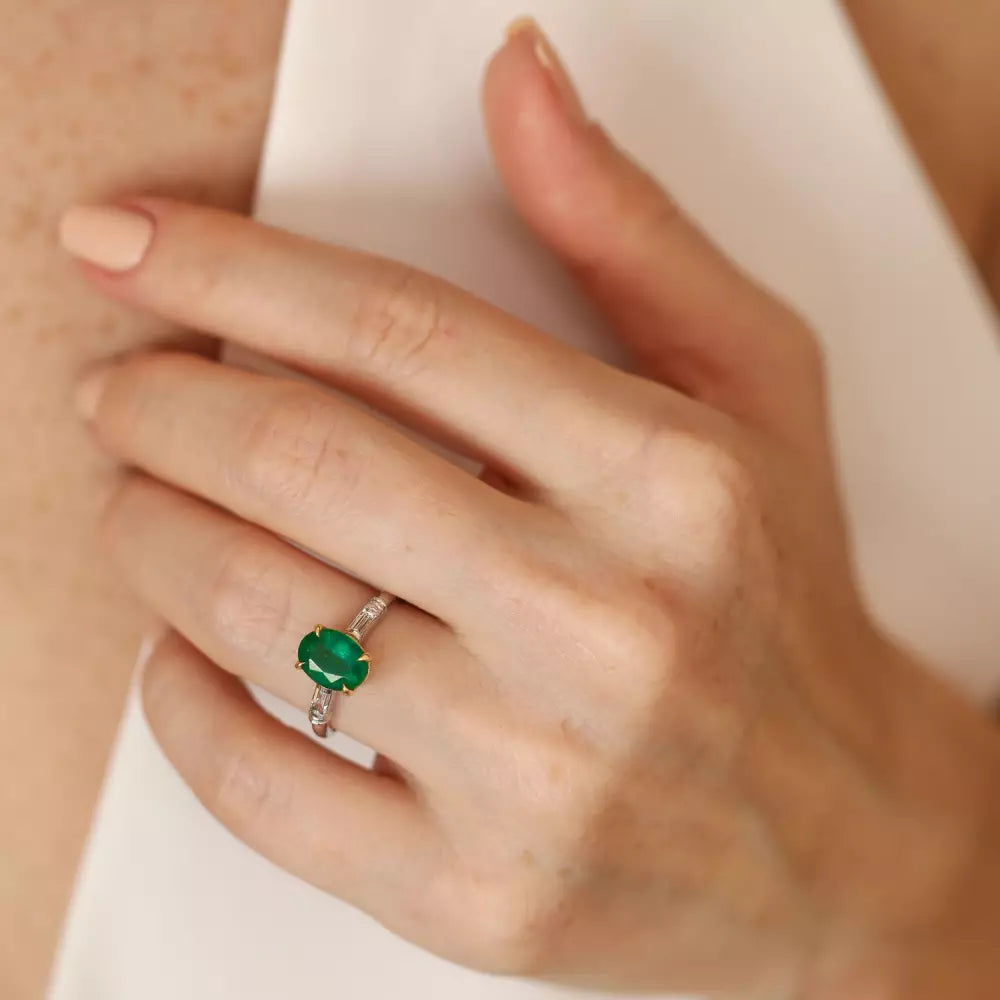 Lush Zümrüt ve Baget Kesim Pırlanta Taşlı Beyaz Altın Yüzük