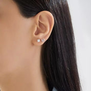 M Harf Pırlanta Taşlı Beyaz Altın Tek Küpe