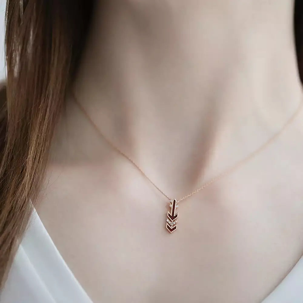 Malin Arrow Pırlanta Taşlı ve Bordo Mineli Kolye